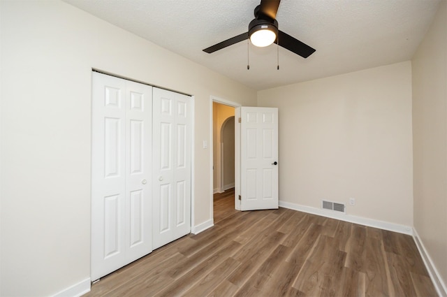 3912 53rd St, Des Moines, IA 50310 - unfurnished bedroom with light wood finished floors, a closet, and a ceiling fan