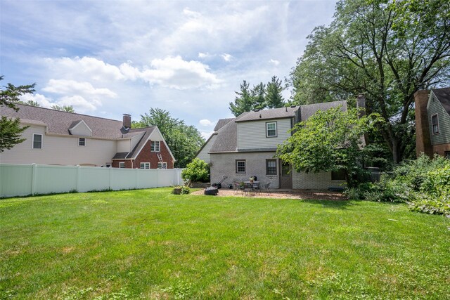 5625 Kingman Ave, Des Moines, IA 50311 - view of yard with a patio area