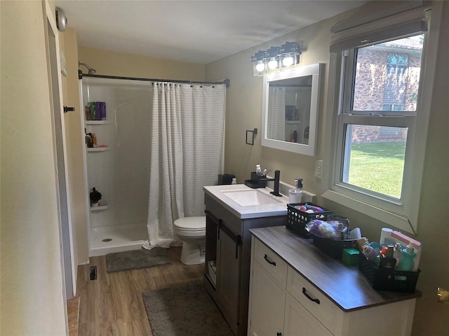 607 E Jasper St, Pleasantville, IA 50225 - bathroom featuring wood finished floors, curtained shower, and vanity