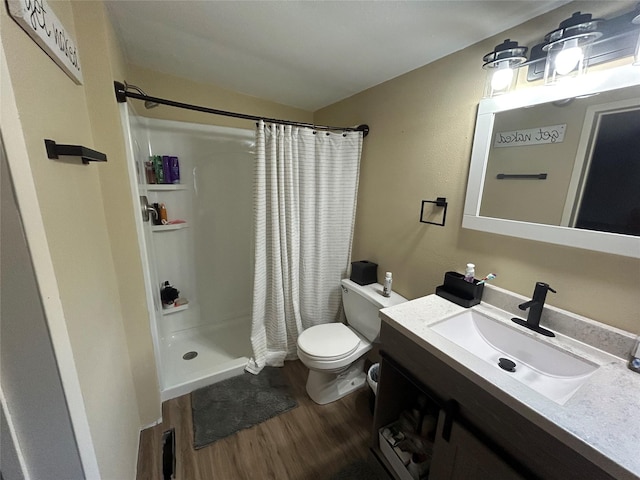 607 E Jasper St, Pleasantville, IA 50225 - full bathroom with wood finished floors, curtained shower, and vanity