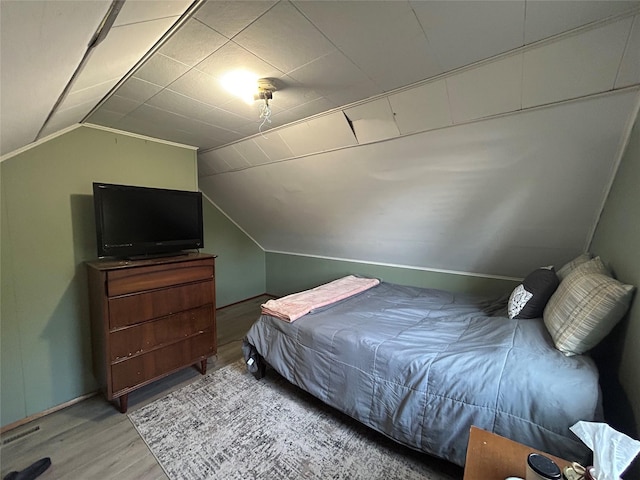 607 E Jasper St, Pleasantville, IA 50225 - bedroom featuring wood finished floors and lofted ceiling