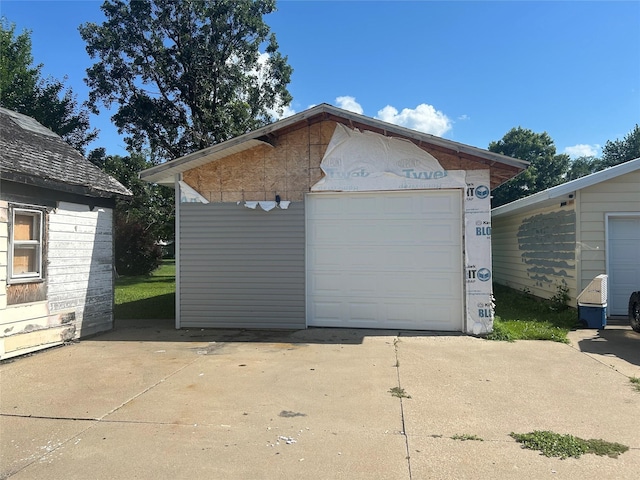 607 E Jasper St, Pleasantville, IA 50225 - detached garage with concrete driveway