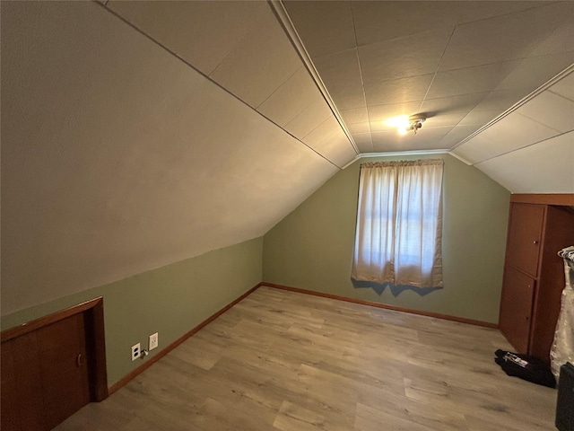 607 E Jasper St, Pleasantville, IA 50225 - additional living space featuring light wood-style flooring and vaulted ceiling