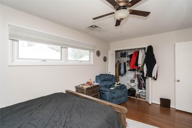 729 SE 3rd St, Ankeny, IA 50021 - bedroom with wood finished floors, a textured ceiling, a closet, and ceiling fan