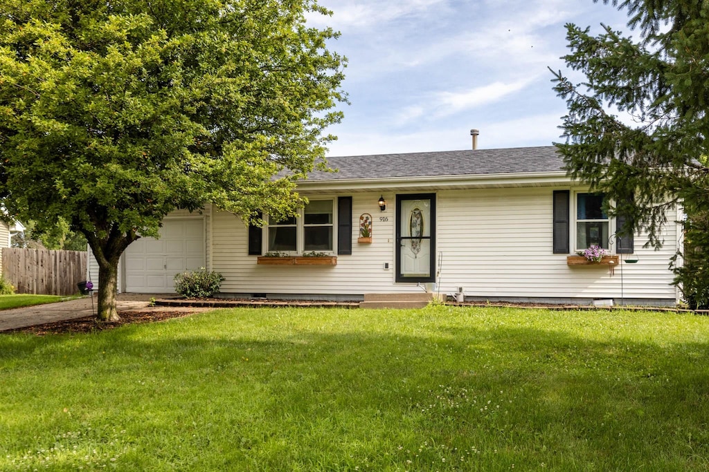 916 Grant Ct SE, Bondurant, IA 50035 - ranch-style home with a garage, driveway, and a shingled roof