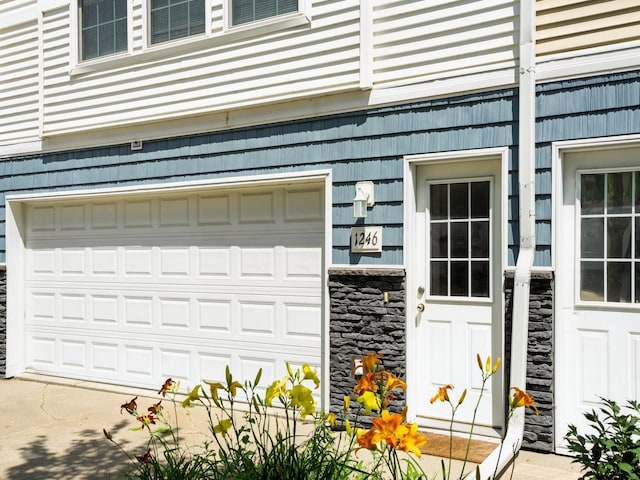 1246 SE Village View Ln, Ankeny, IA 50021 - garage with driveway