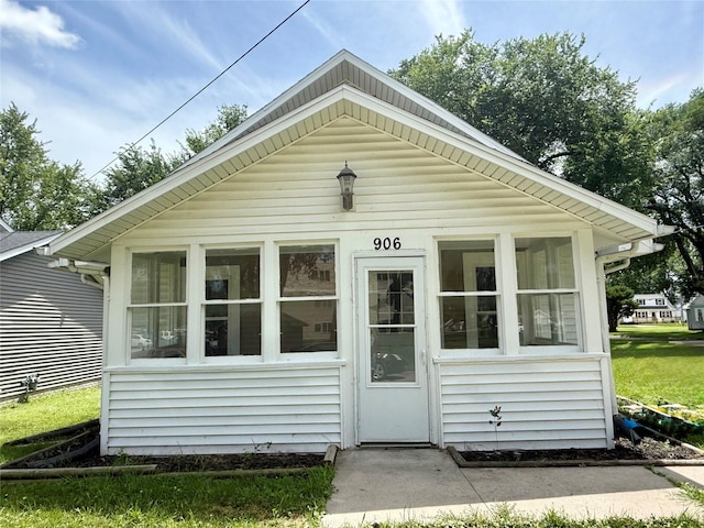 906 Rittenhouse St, Des Moines, IA 50315 - view of front facade featuring a sunroom
