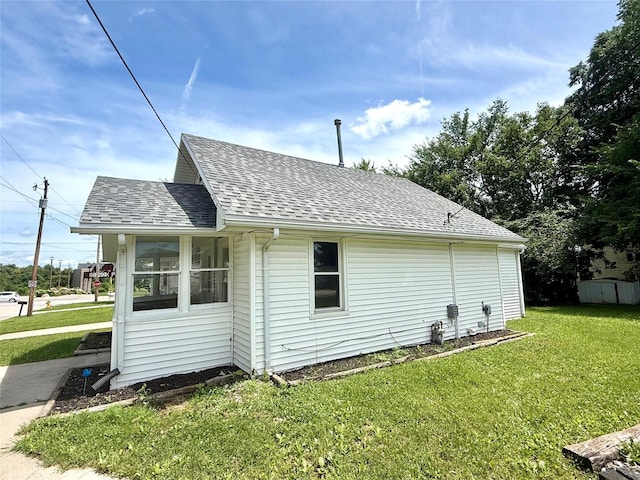 906 Rittenhouse St, Des Moines, IA 50315 - view of side of home with a shingled roof and a yard