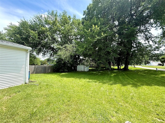 906 Rittenhouse St, Des Moines, IA 50315 - view of yard with a storage shed