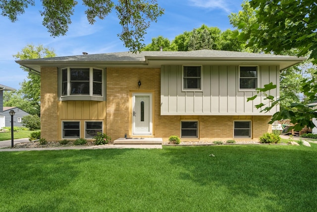2424 Guenever Ct, Altoona, IA 50009 - raised ranch with board and batten siding, a front lawn, and brick siding