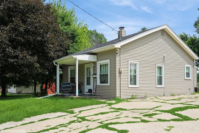 705 E Miller Ave, Des Moines, IA 50315 - view of front facade with covered porch and a front yard