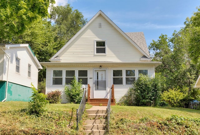 931 Pleasant View Dr, Des Moines, IA 50315 - bungalow-style house featuring a front lawn