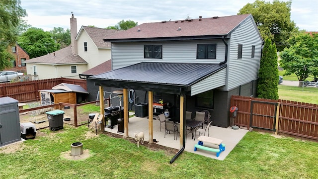 205 E Livingston Ave, Des Moines, IA 50315 - back of property with a patio and a fenced backyard