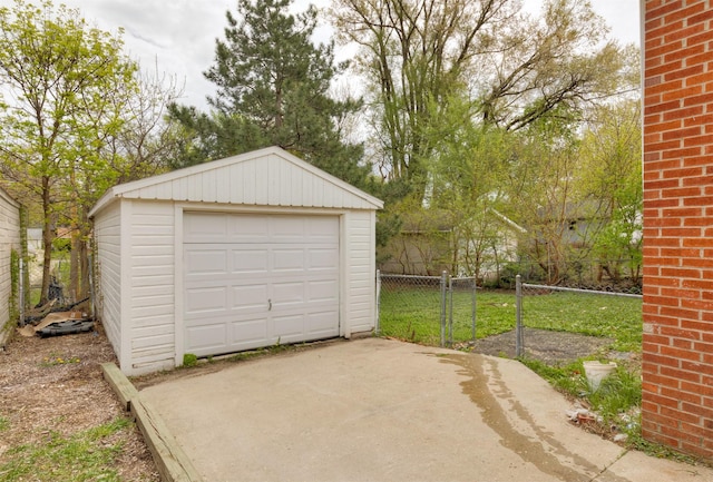4115 11th St, Des Moines, IA 50313 - detached garage with concrete driveway