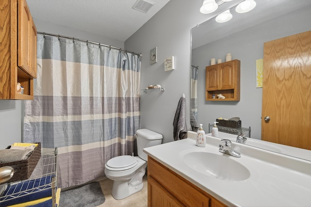 2618 13th St SW, Altoona, IA 50009 - bathroom featuring vanity and curtained shower