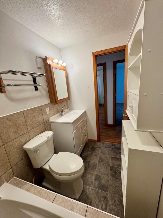 2611 E 38th St, Des Moines, IA 50317 - bathroom with a textured ceiling and vanity