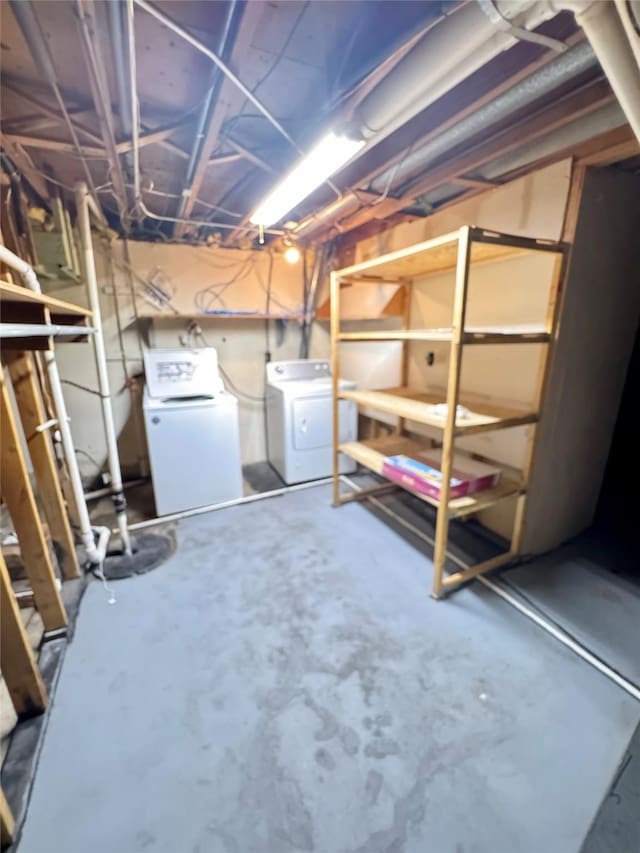 2611 E 38th St, Des Moines, IA 50317 - unfinished basement featuring washing machine and clothes dryer