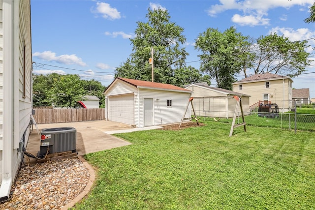 305 Hillside Ave, West Des Moines, IA 50265 - fenced backyard featuring a garage and an outbuilding