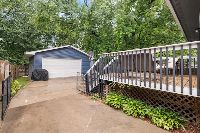 4034 6th Ave, Des Moines, IA 50313 - detached garage with view of wooded area