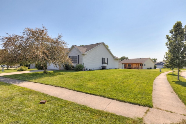 2609 Eagle Point Ct, Des Moines, IA 50320 - view of side of home featuring concrete driveway, a yard, and an attached garage