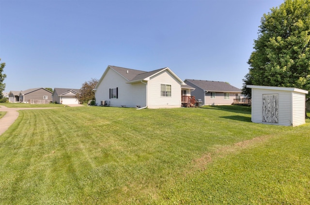 2609 Eagle Point Ct, Des Moines, IA 50320 - view of grassy yard featuring a storage shed