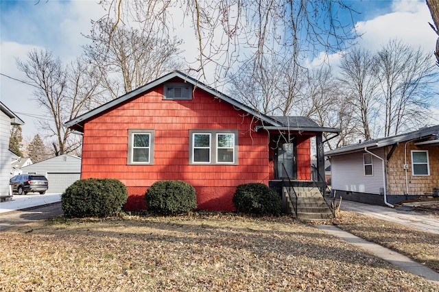 3021 49th St, Des Moines, IA 50310 - view of front of house with a detached garage