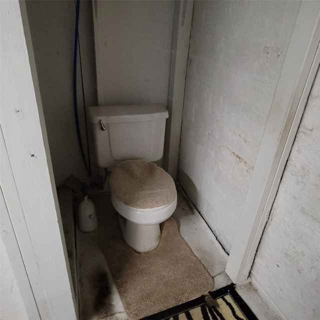 3901 3rd St, Des Moines, IA 50313 - bathroom featuring toilet