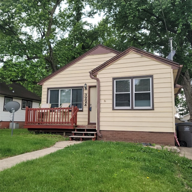 3224 SW 13th Pl, Des Moines, IA 50315 - bungalow with a front lawn and a deck
