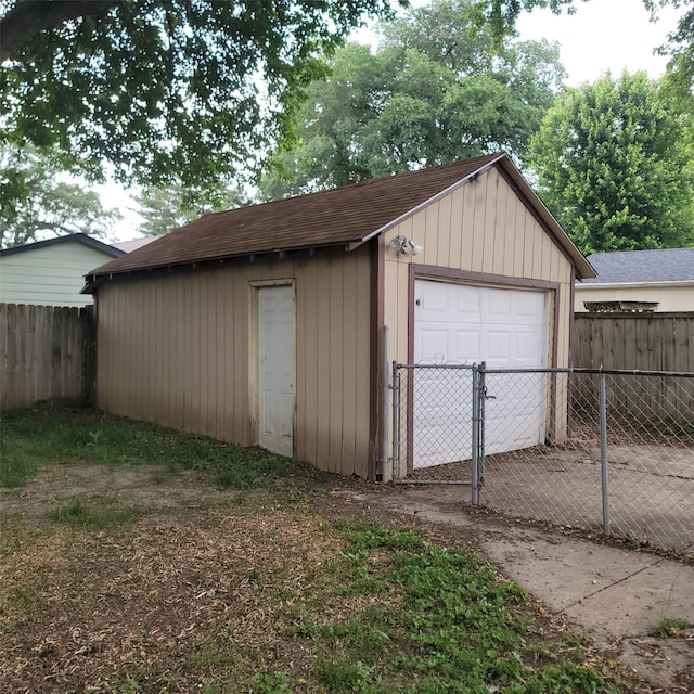 3224 SW 13th Pl, Des Moines, IA 50315 - detached garage featuring driveway
