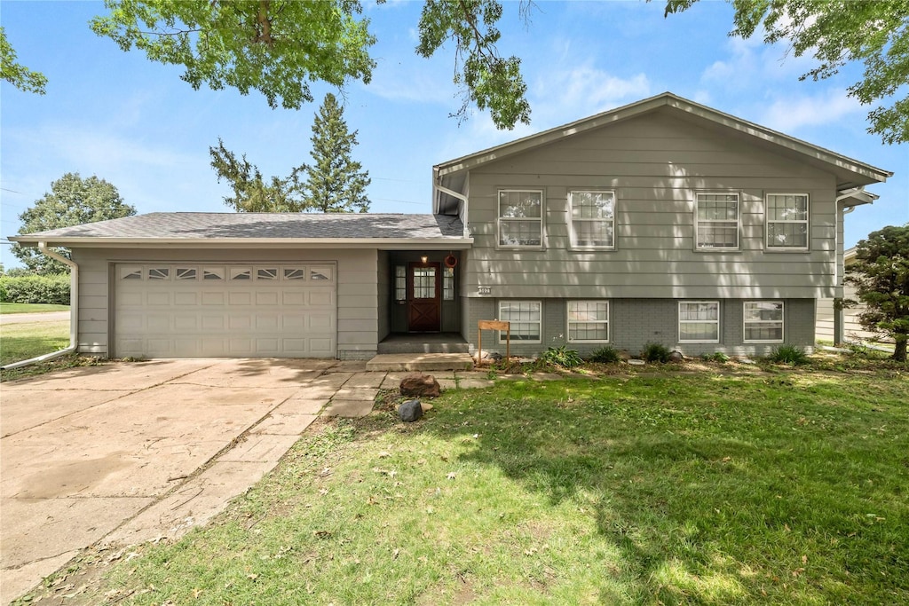 302 Newcastle Rd, Marshalltown, IA 50158 - photo 1