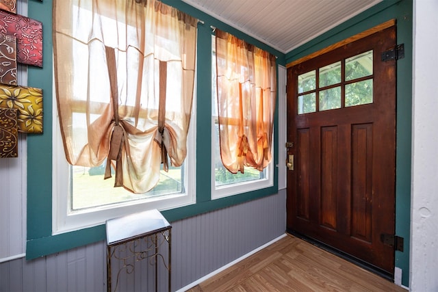 5910 Tonka Ave, Des Moines, IA 50312 - entryway featuring wood finished floors