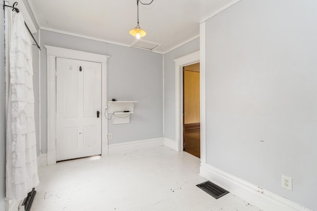 1805 S D Ave, Lovilia, IA 50150 - corridor with crown molding and baseboards