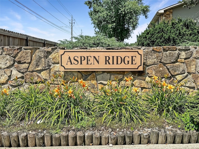 9513 University Ave Unit 12, Clive, IA 50325 - view of community sign