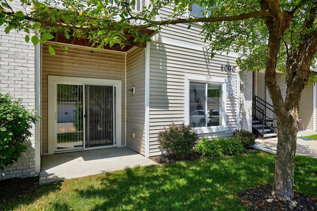 8601 Westown Pkwy Unit 5114, West Des Moines, IA 50266 - entrance to property with a patio and a lawn