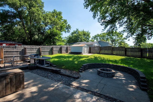 500 Scandia Ave, Des Moines, IA 50315 - fenced backyard with an outdoor fire pit, a patio, a storage unit, and area for grilling