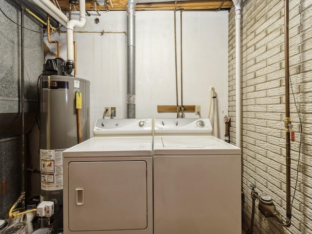 1122 E Ave E, Albia, IA 52531 - laundry area featuring washer and clothes dryer and water heater