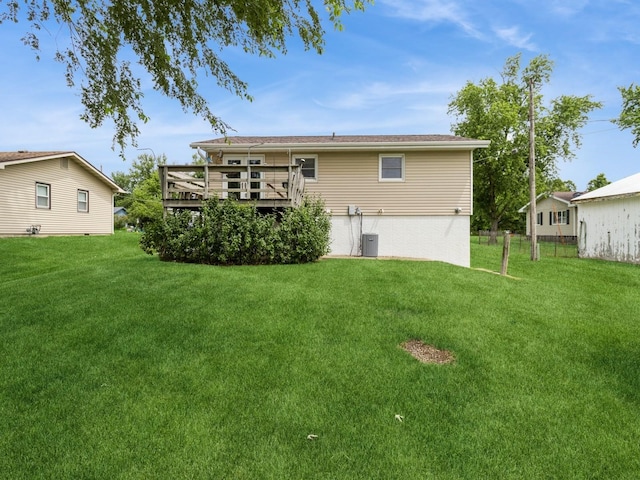 1122 E Ave E, Albia, IA 52531 - back of property with a deck and a yard