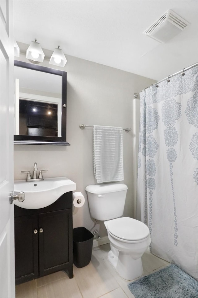 618 Arthur Ave, Des Moines, IA 50313 - bathroom featuring vanity and a shower with shower curtain