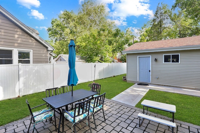 618 Arthur Ave, Des Moines, IA 50313 - fenced backyard featuring a patio and outdoor dining space
