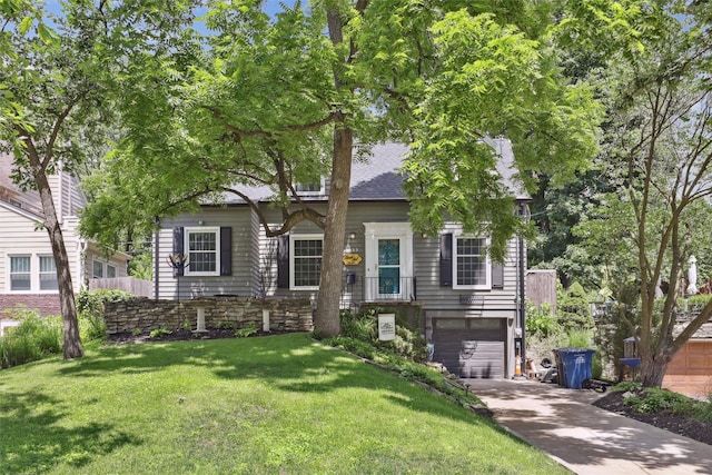 3923 Maquoketa Dr, Des Moines, IA 50311 - view of front of home featuring driveway, an attached garage, a front yard, and roof with shingles