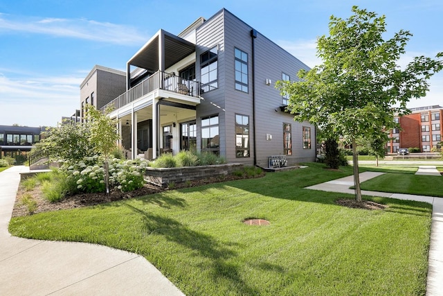 710 Peace St Unit 3D, Pella, IA 50219 - view of front of home with a balcony and a front lawn
