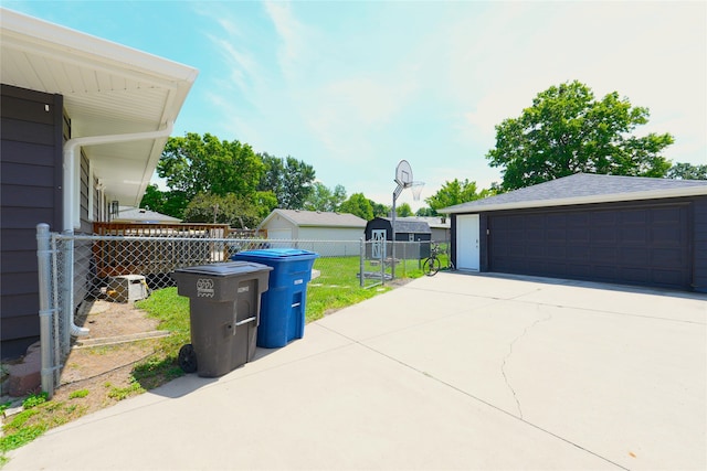 3600 Brinkwood Rd, Des Moines, IA 50310 - view of detached garage