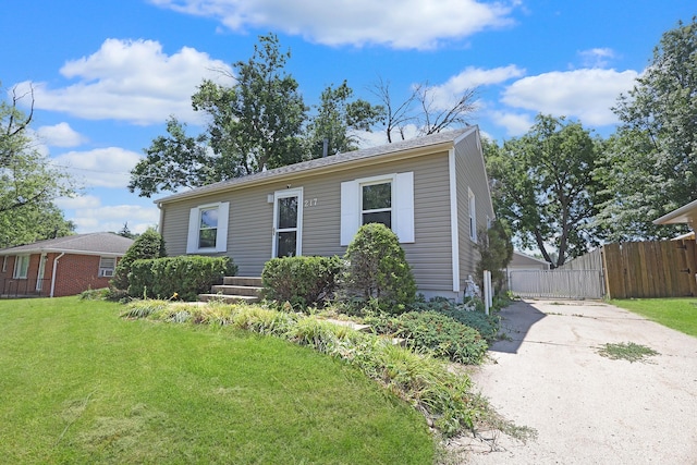 217 E Park Ave, Des Moines, IA 50315 - view of front facade featuring concrete driveway
