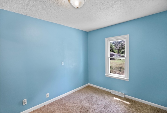 217 E Park Ave, Des Moines, IA 50315 - spare room featuring carpet and a textured ceiling