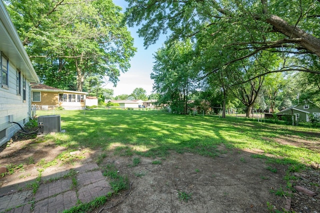 1205 Elder Ln, Des Moines, IA 50315 - view of green lawn