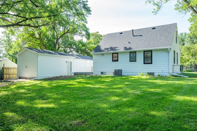 1205 Elder Ln, Des Moines, IA 50315 - back of house with a shingled roof and an outdoor structure