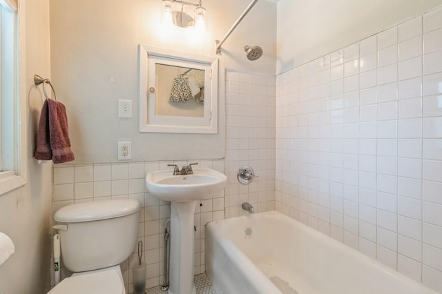 849 39th St, Des Moines, IA 50312 - full bath featuring  shower combination and tile walls