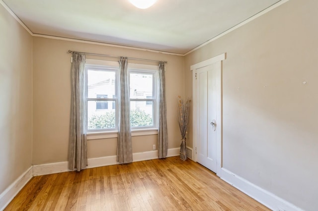 849 39th St, Des Moines, IA 50312 - unfurnished room featuring light wood-style flooring and ornamental molding