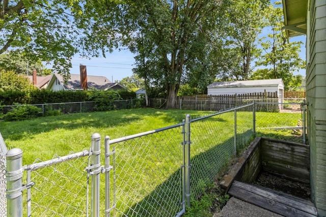 849 39th St, Des Moines, IA 50312 - fenced backyard featuring a gate
