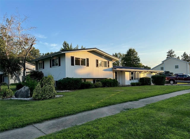 94 14th Ave, Grinnell, IA 50112 - tri-level home featuring a front yard
